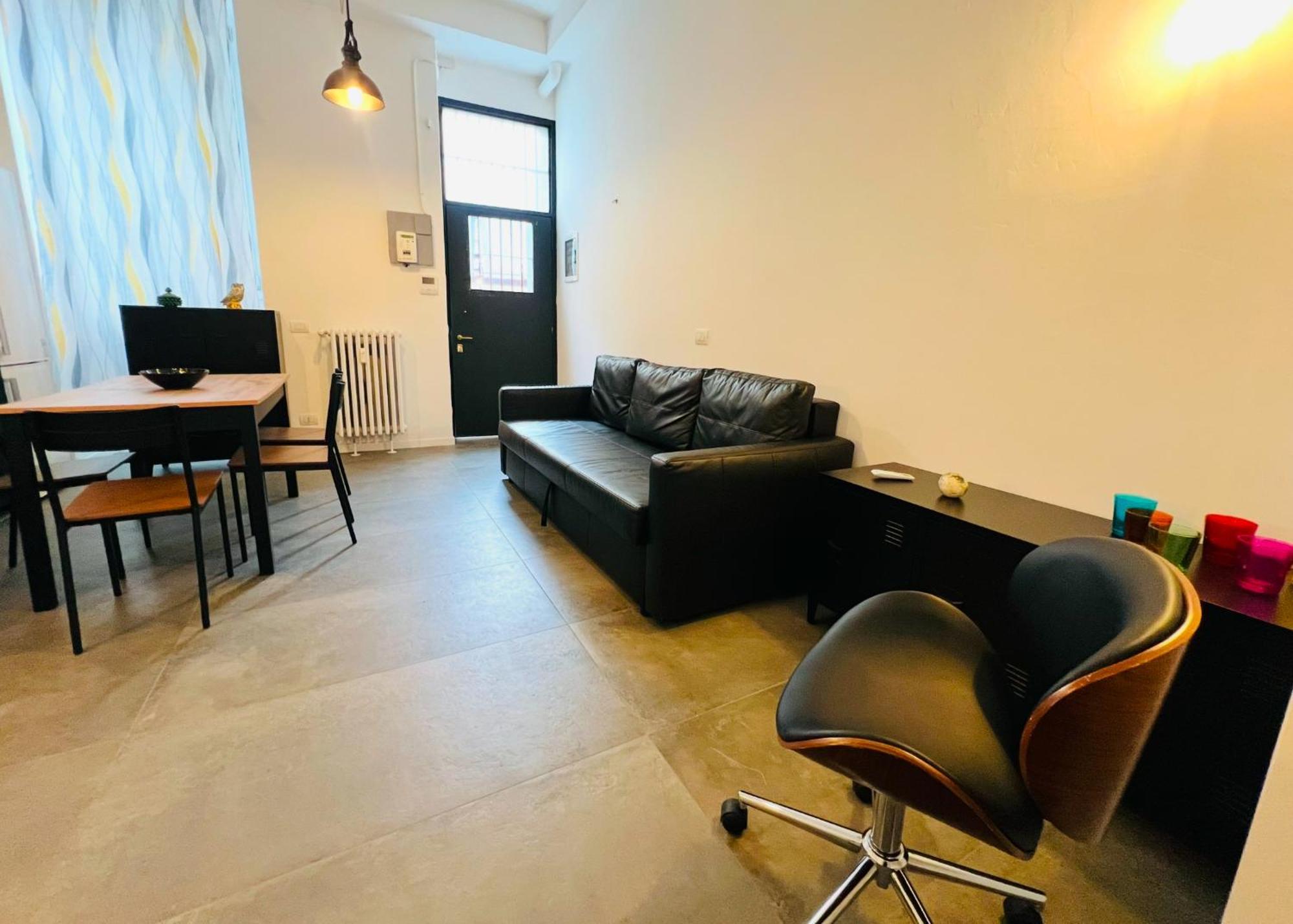 3 In Navigli Center Close To The Metro With Parking Appartement
