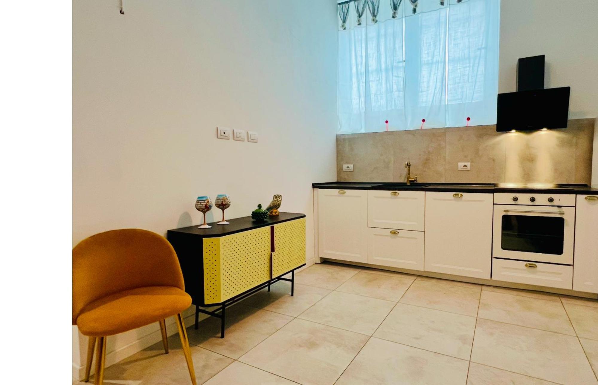 3 In Navigli Center Close To The Metro With Parking Appartement
